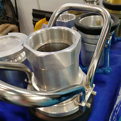 Dry break coupling